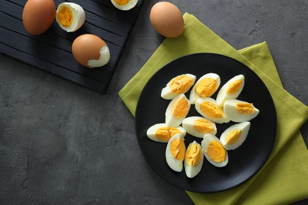 Plato con huevos duros en la mesa. Concepto nutricional —  Fotos de Stock