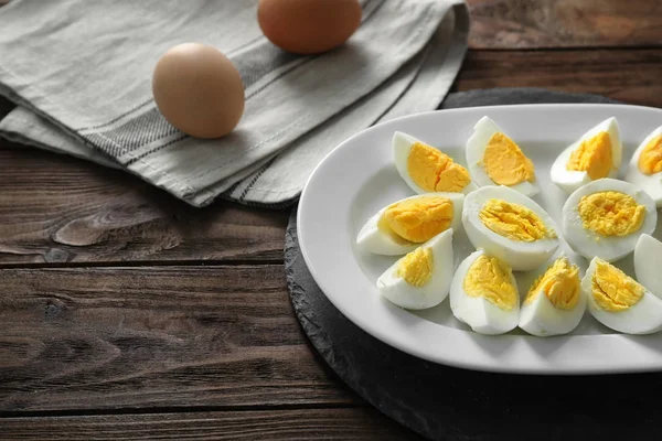 Plade med hårdkogte æg på bordet. Ernæring koncept - Stock-foto