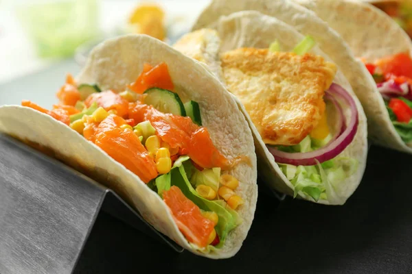 Fique com tacos de peixe na mesa escura — Fotografia de Stock