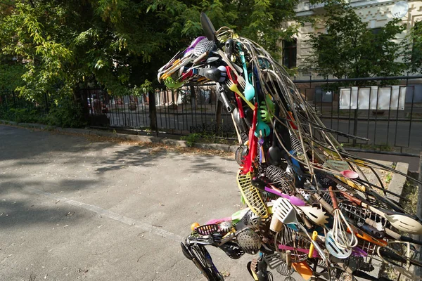 KYIV, UCRANIA - 11 de junio de 2017: Escultura creativa hecha a mano de caballo en el patio secreto —  Fotos de Stock