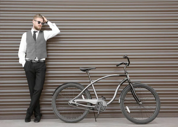 壁の色の背景に自転車の若い男 — ストック写真