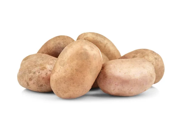 Ruwe ongeschilde aardappelen op wit — Stockfoto