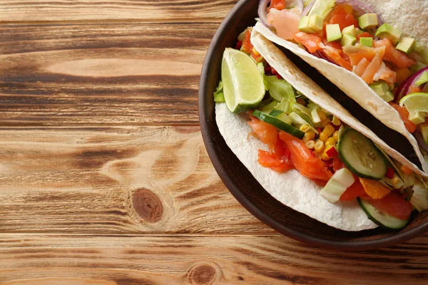 Piatto con tacos di pesce sul tavolo di legno — Foto Stock