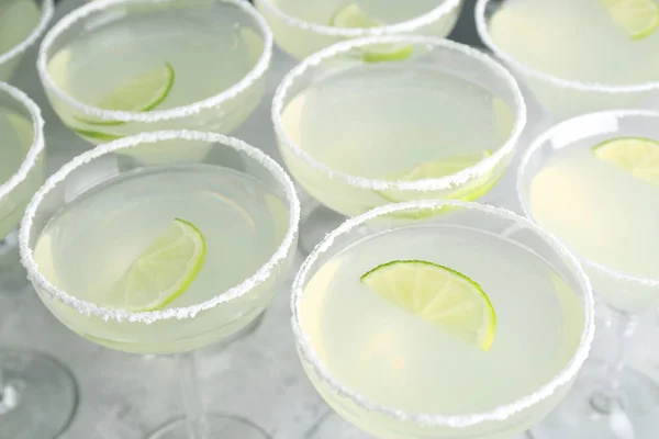 Pyszny koktajl z tequila i Limonka na stole — Zdjęcie stockowe