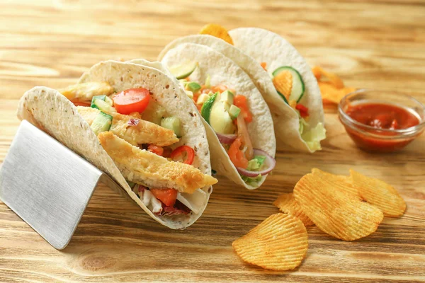 Stand com tacos de peixe na mesa de madeira — Fotografia de Stock