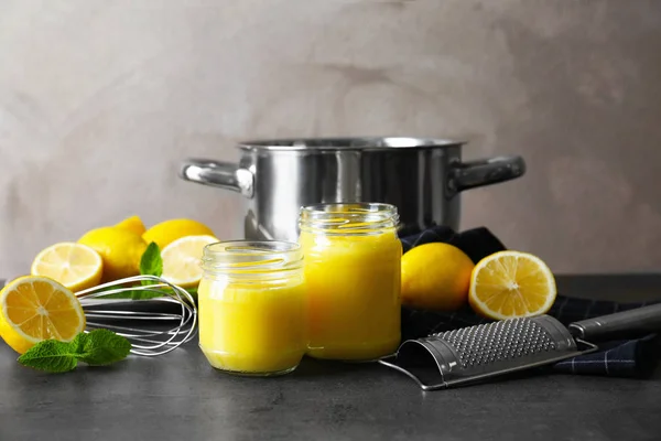 Composición con deliciosa cuajada de limón en la mesa — Foto de Stock