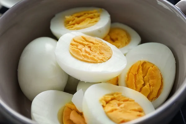 Ovos cozidos duros saborosos na tigela, close-up. Conceito de nutrição — Fotografia de Stock