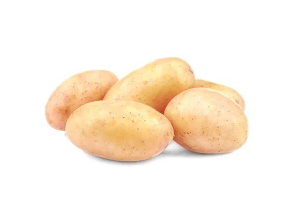 Ruwe ongeschilde aardappelen op witte achtergrond — Stockfoto