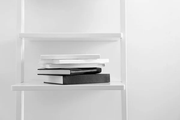 Stack di libri su scaffale — Foto Stock