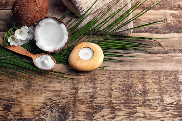 Σύνθεση με κρέμα σε κουτάλι για θεραπεία spa σε φόντο ξύλινη καρύδας — Φωτογραφία Αρχείου