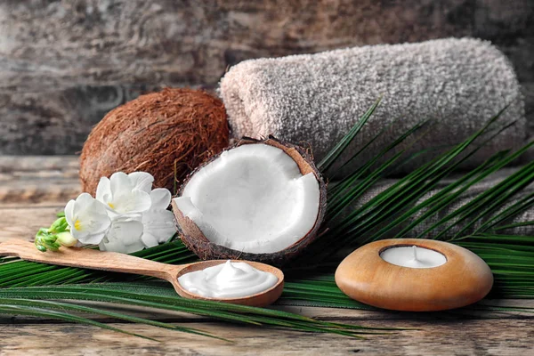 组成与椰子奶油在勺子木制背景上的 spa 治疗 — 图库照片