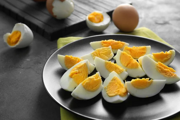 板与硬煮鸡蛋在桌子上。营养概念 — 图库照片