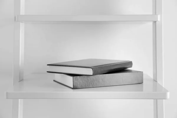 Books with blank covers on shelf — Stock Photo, Image