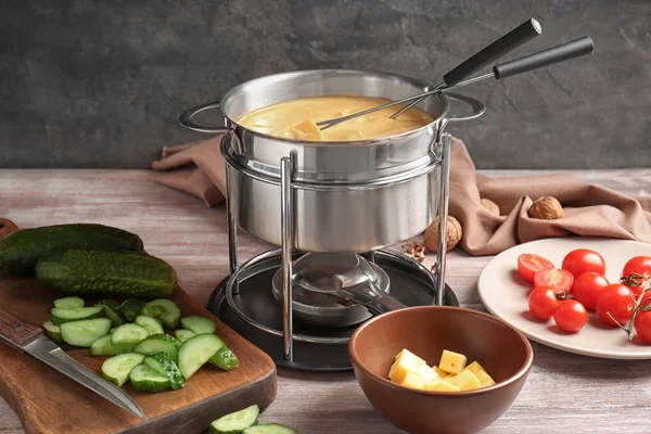 Lezat keju fondue dan sayuran di atas meja — Stok Foto