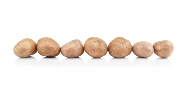 Linha de batatas não descascadas em branco — Fotografia de Stock