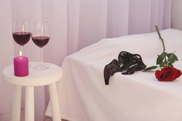 Kanten bh en rose op bed. Geslacht concept — Stockfoto