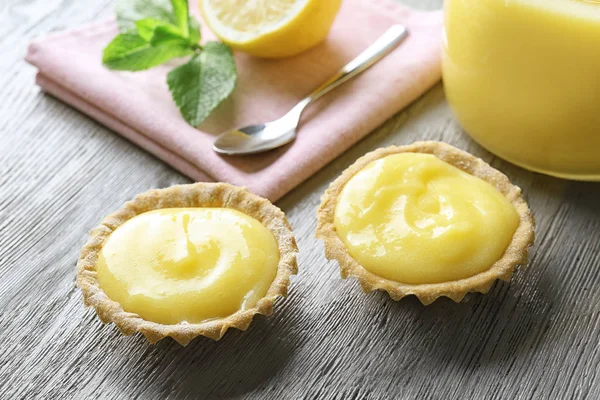 Ahşap masa üzerinde Limon Lor ile lezzetli tatlılar