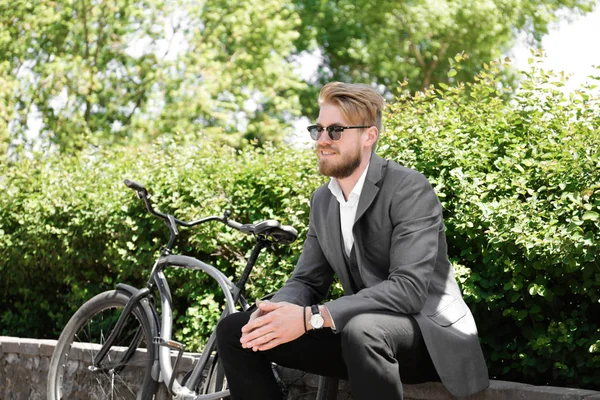 Jovem com bicicleta no parque — Fotografia de Stock