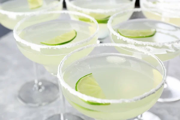 Délicieux cocktail avec tequila et citron vert sur la table — Photo