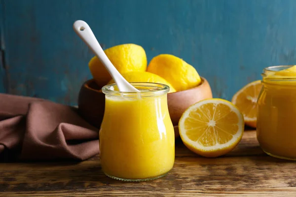 Belle composition avec délicieux caillé de citron sur table en bois — Photo
