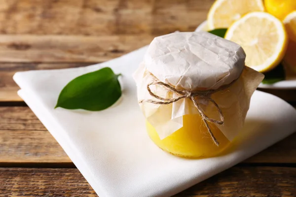 Tarro de vidrio con deliciosa cuajada de limón en mesa de madera — Foto de Stock