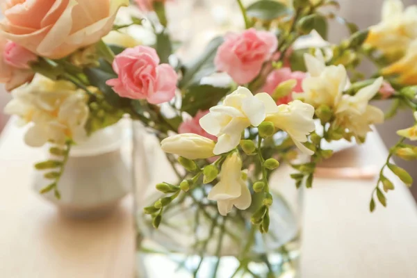 Hermoso ramo de frescura en jarrón sobre mesa —  Fotos de Stock