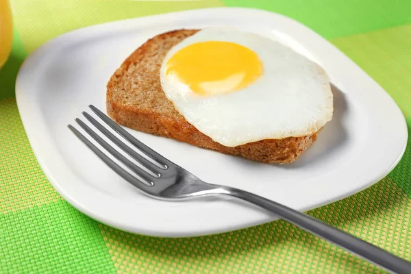 Köstlich über Ei mit Brot auf Küchentisch — Stockfoto