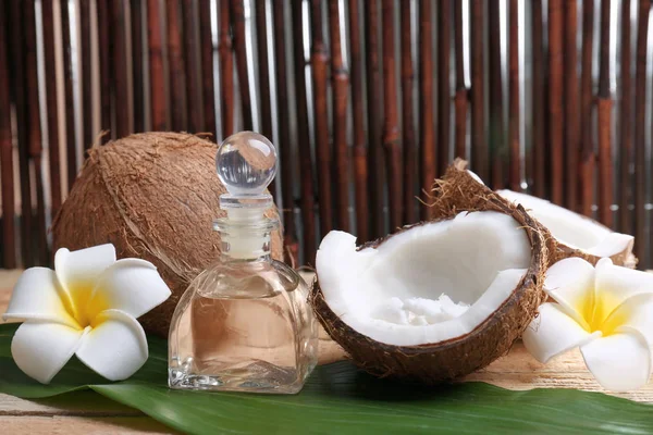 코코넛 오일 팜 잎에 스파 치료를 위해 병에 구성 — 스톡 사진
