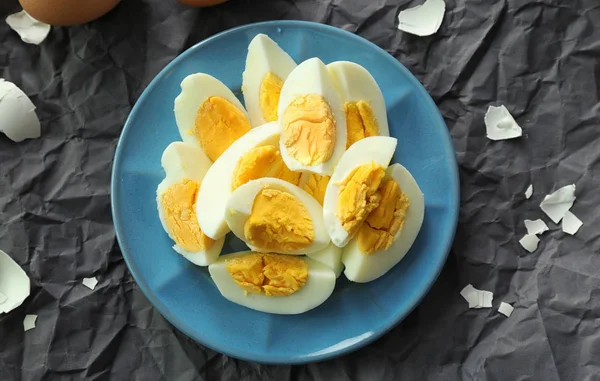 Prato com ovos cozidos em fatias na mesa. Conceito de nutrição — Fotografia de Stock