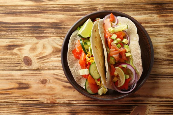Deska s ryby tacos na dřevěný stůl — Stock fotografie