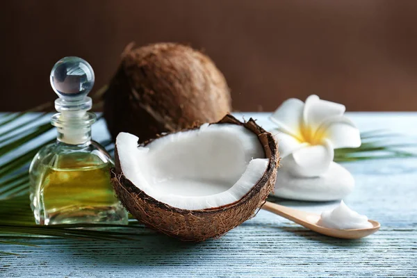 Set para tratamiento spa con coco sobre mesa de madera —  Fotos de Stock