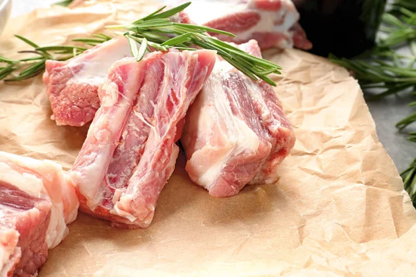 Costillas crudas sobre papel pergamino — Foto de Stock