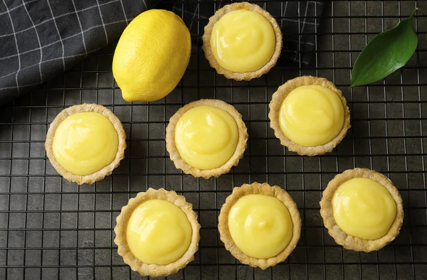 Raf soğutma üzerinde Limon Lor ile lezzetli tatlılar