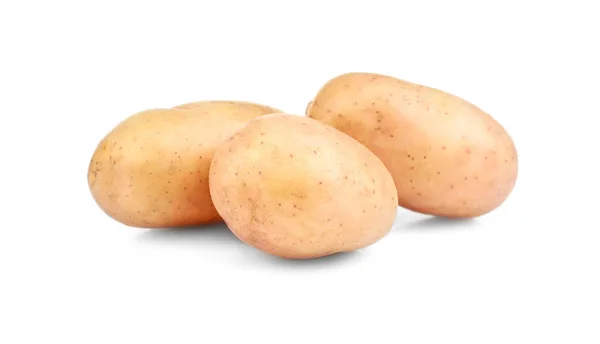 Ruwe ongeschilde aardappelen op witte achtergrond — Stockfoto
