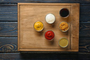 Tahta ahşap arka plan üzerinde farklı sos ile