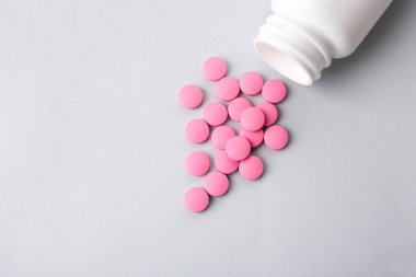 Plastik konteyner ve açık renkli hapları