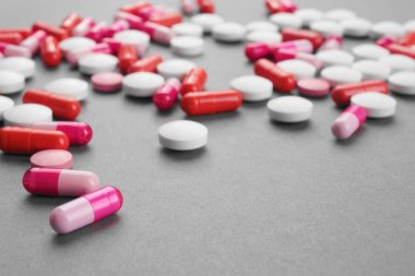 Sağlık kavramı. Gri arka plan üzerinde renkli hapları