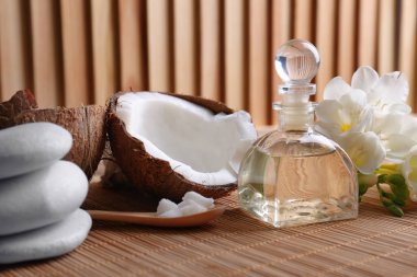 Şişe bambu hasır üzerinde kaplıca tedavisi için Hindistan cevizi yağı ile kompozisyon