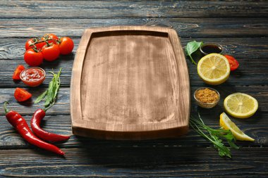 Ahşap plaka, farklı sos ve sebze masada