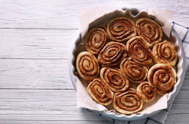 Mutfak masasının üstünde pişirme pan çiğ tarçın rulo