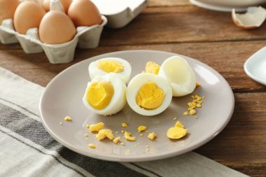 Plaka üzerinde lezzetli katı pişmiş yumurta. Beslenme kavramı