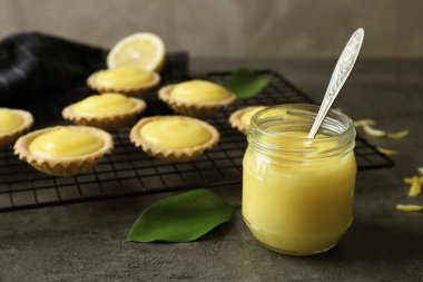 Limon Lor ve masada lezzetli çerezler ile Cam Kavanoz