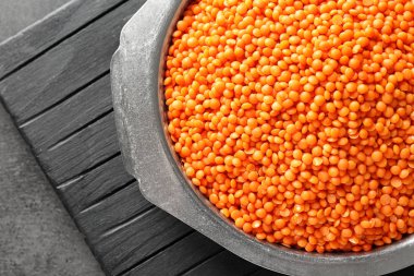 Ahşap tahta üzerinde kırmızı mercimek ile plaka