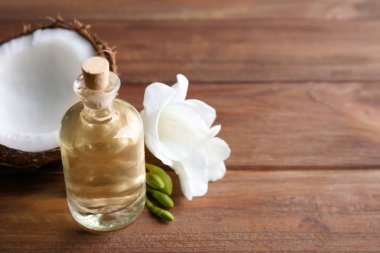 Şişe ahşap arka plan üzerinde kaplıca tedavisi için Hindistan cevizi yağı ile kompozisyon