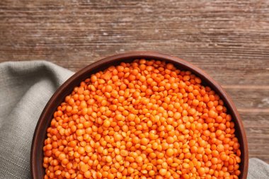 Ahşap arka plan üzerinde kırmızı mercimek kase