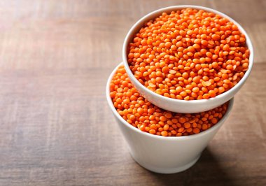 Ahşap arka planda kırmızı mercimek kaseleri