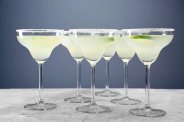 Tekila ve kireç tablo ile lezzetli kokteyl