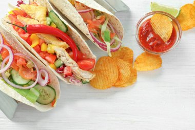 Lezzetli balık tacos Beyaz ahşap zemin üzerinde stand