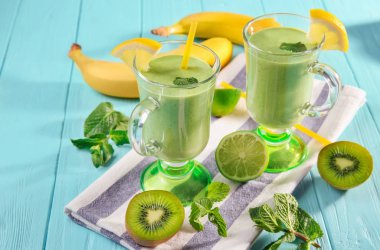 Ahşap zemin üzerine taze meyve suyu bir bardak