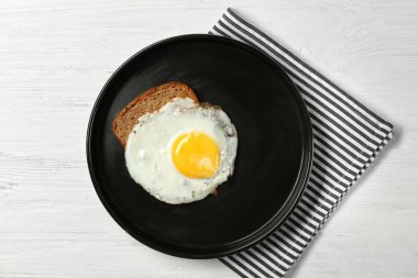 Lezzetli mutfak masasında ekmek ile kolay yumurta üzerinde